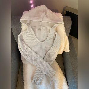 White Aeropostale cropped sweater w/hood!